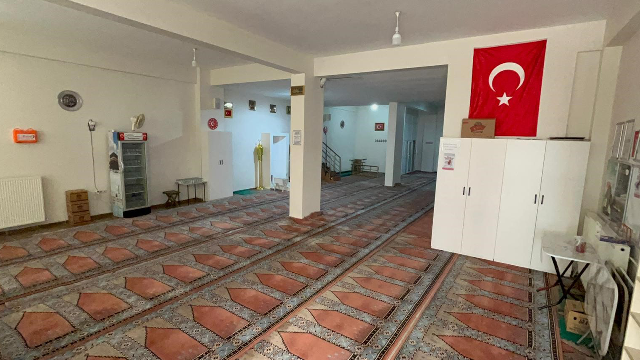 Camiye Dönüştürülen Alanın Içinden Görüntü