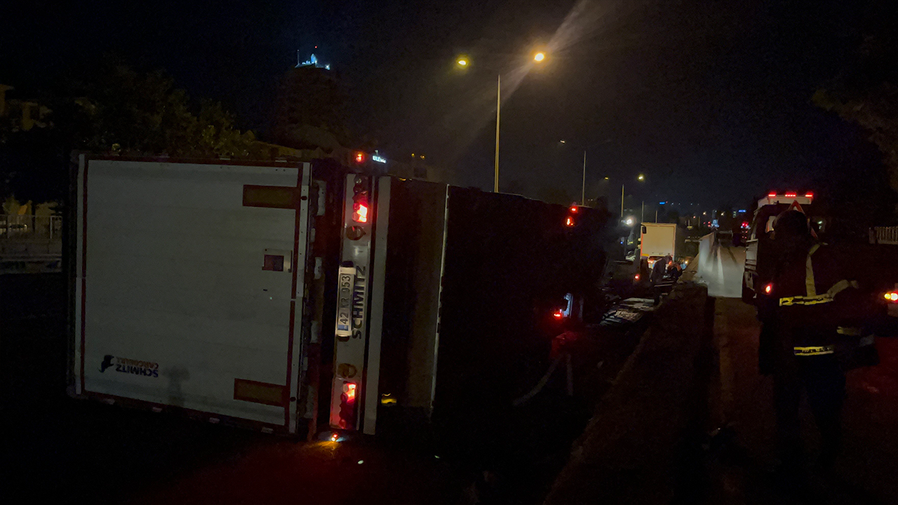 Devrilen Tıra Müdahale Edildi