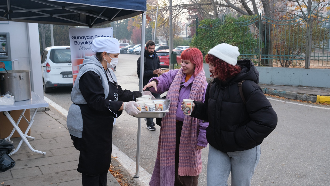 Eskişehir'de Öğrencilere Ücretsiz Çorba Dağıtımı