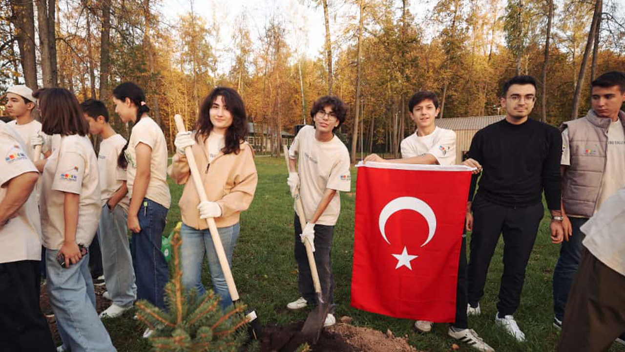 Gençler Ülkelerini Temsil Ettiler