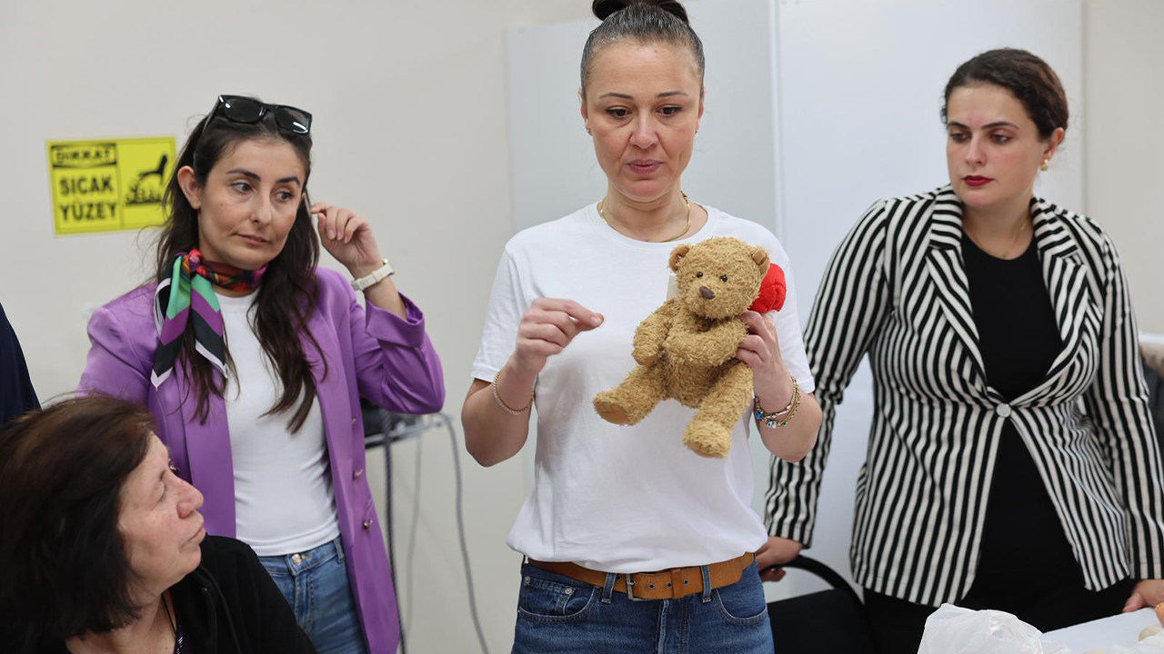 Gönüllüler Atık Oyuncakları Onardı