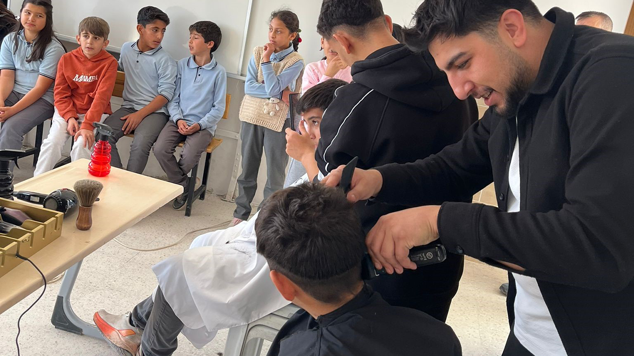 Gönüllüler Öğrencileri Ücretsiz Tıraş Etti
