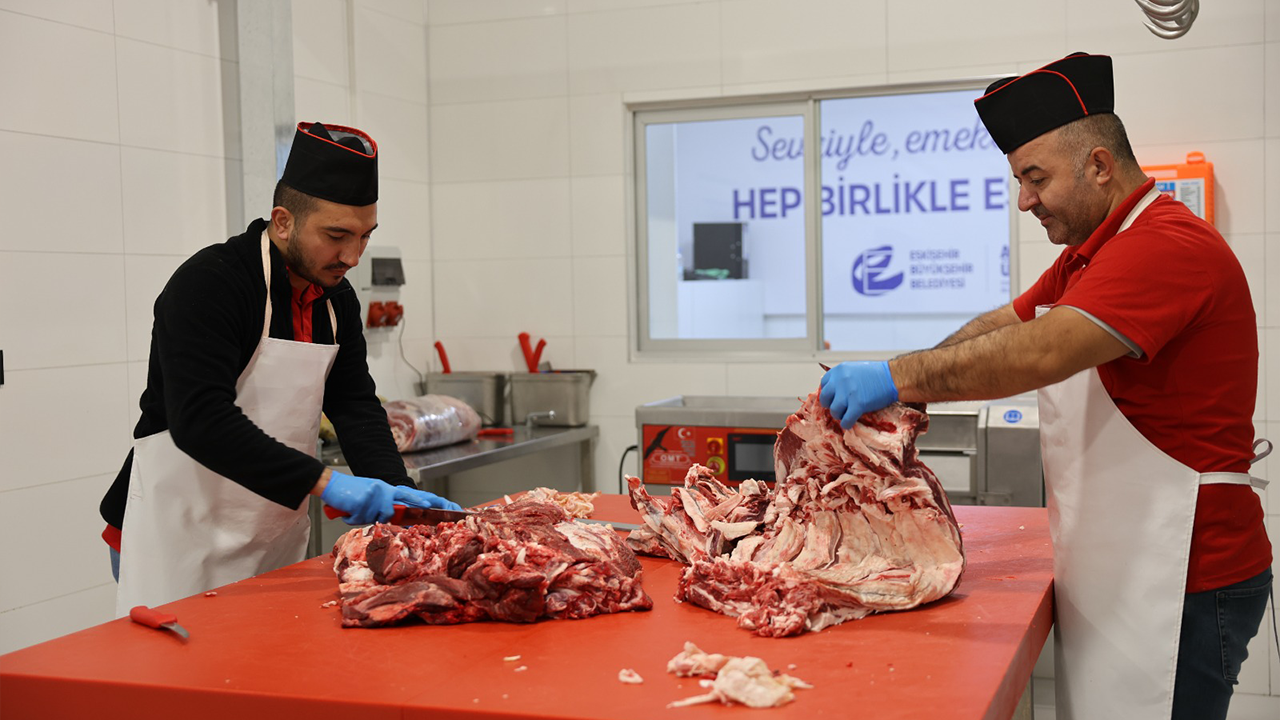 Günlük Kesim Etler Satışa Hazırlanıyor