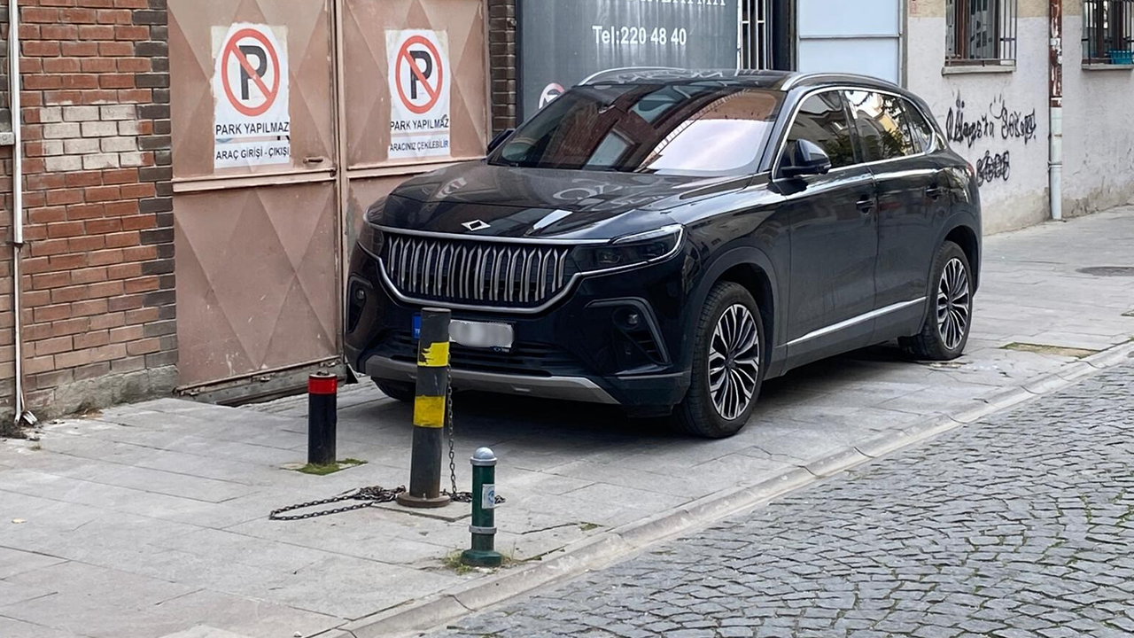 Kaldırım Ve Garaj Önünü Kapatan Bir Araç