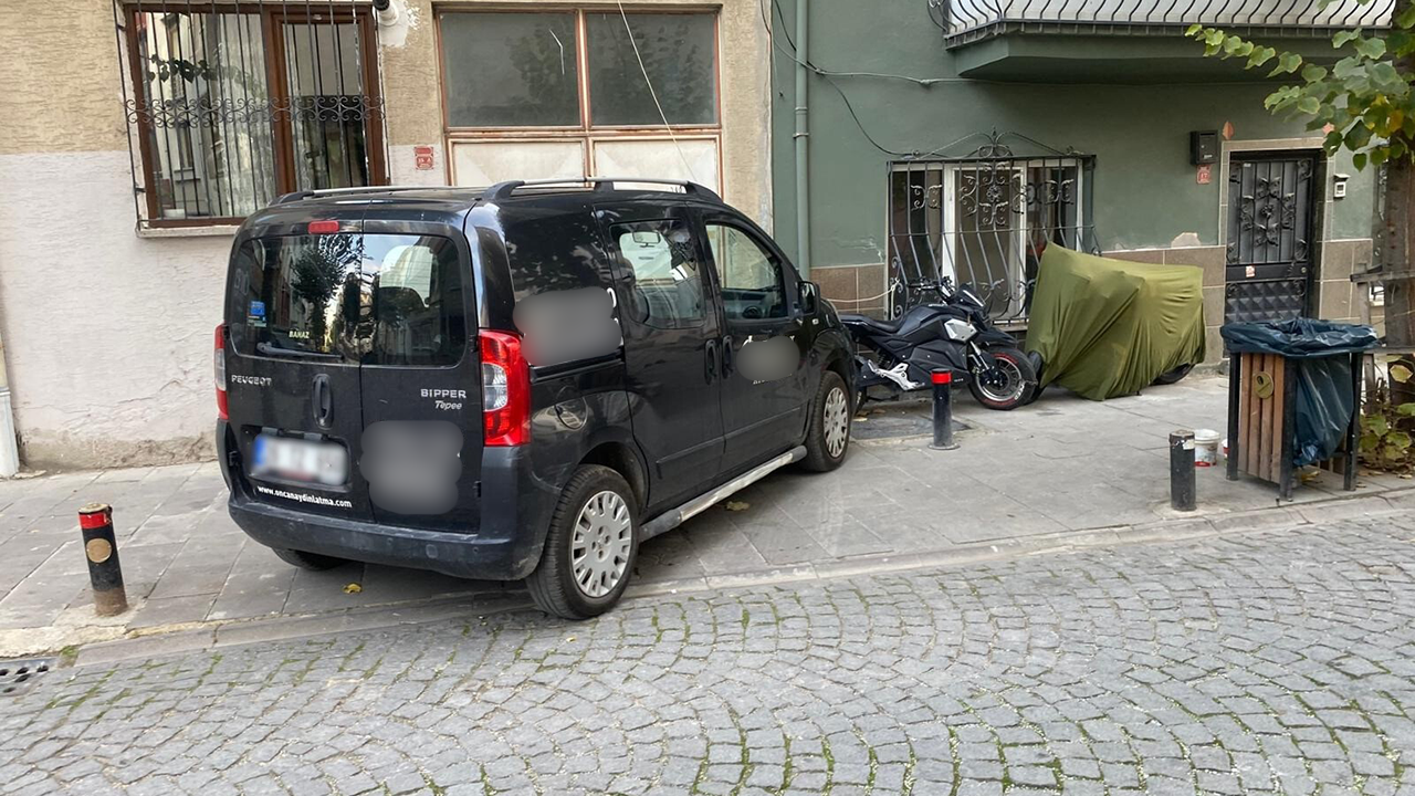 Kaldırımda Hatalı Park Yapan Araç