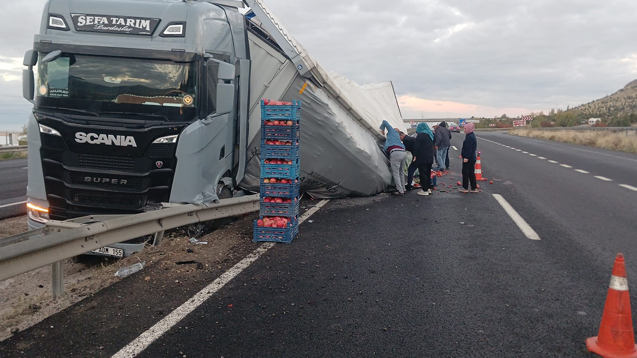 Kazada Tır Sürücüsünün Yaralandığı Öğrenildi