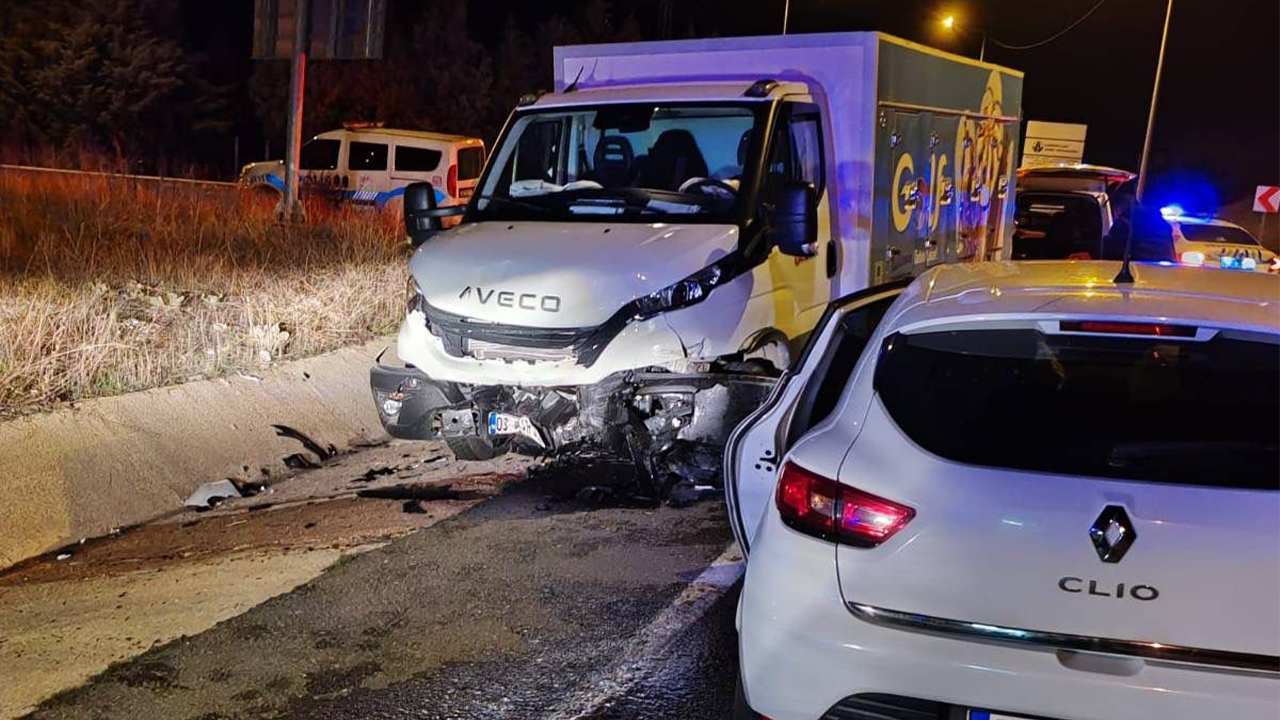 Kazaya Karışan Kamyonetin Önden Görüntüsü