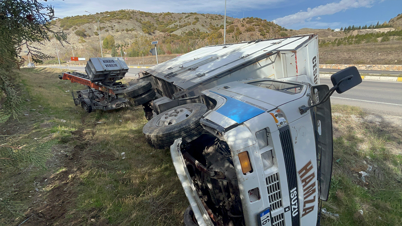 Kontrolden Çıkan Kamyon Şarampole Devrildi