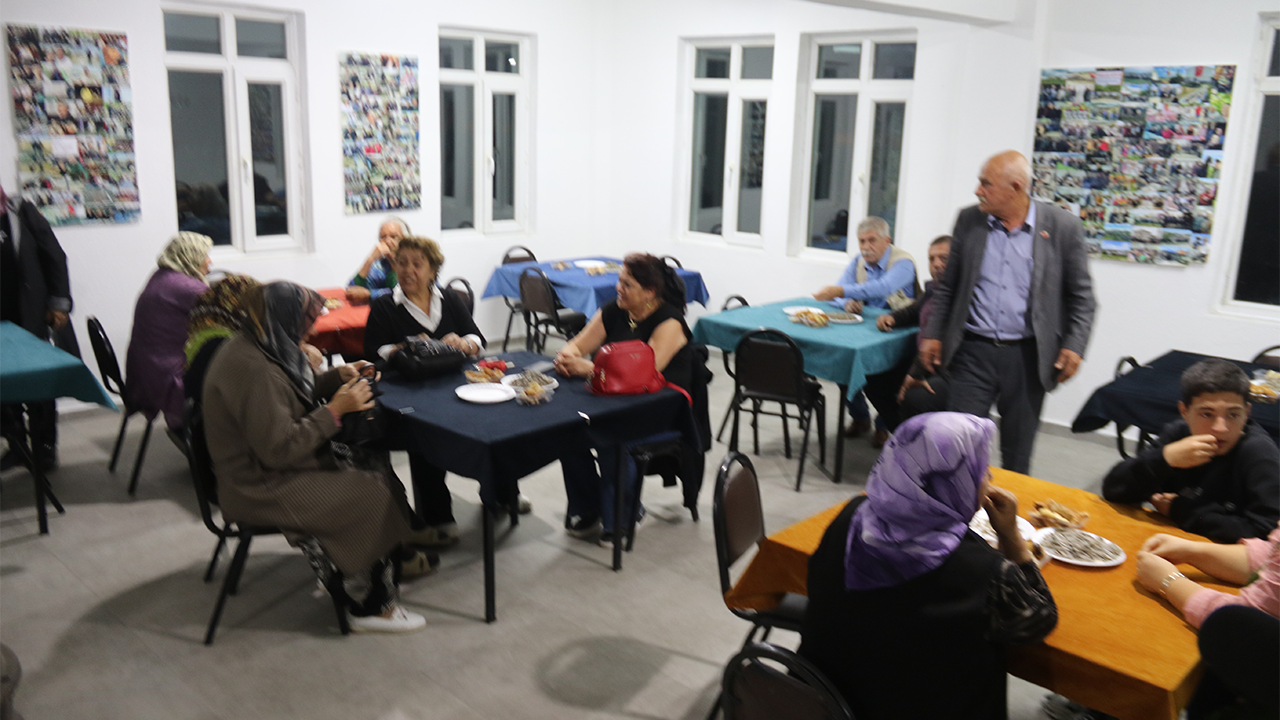 Köy Sakinleri Eğlenceli Vakit Geçiriyor