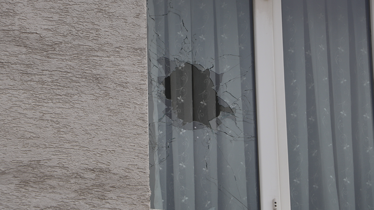 Kurşunlar Evin Çeşitli Yerlerine Isabet Etti