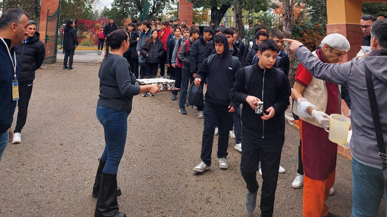 Öğrenci Ve Vatandaşlara Çorba Ikramı Yapılıyor