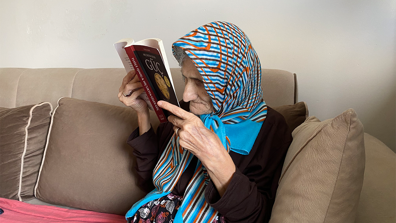 Okuma Tutkusundan Asla Vazgeçmiyor