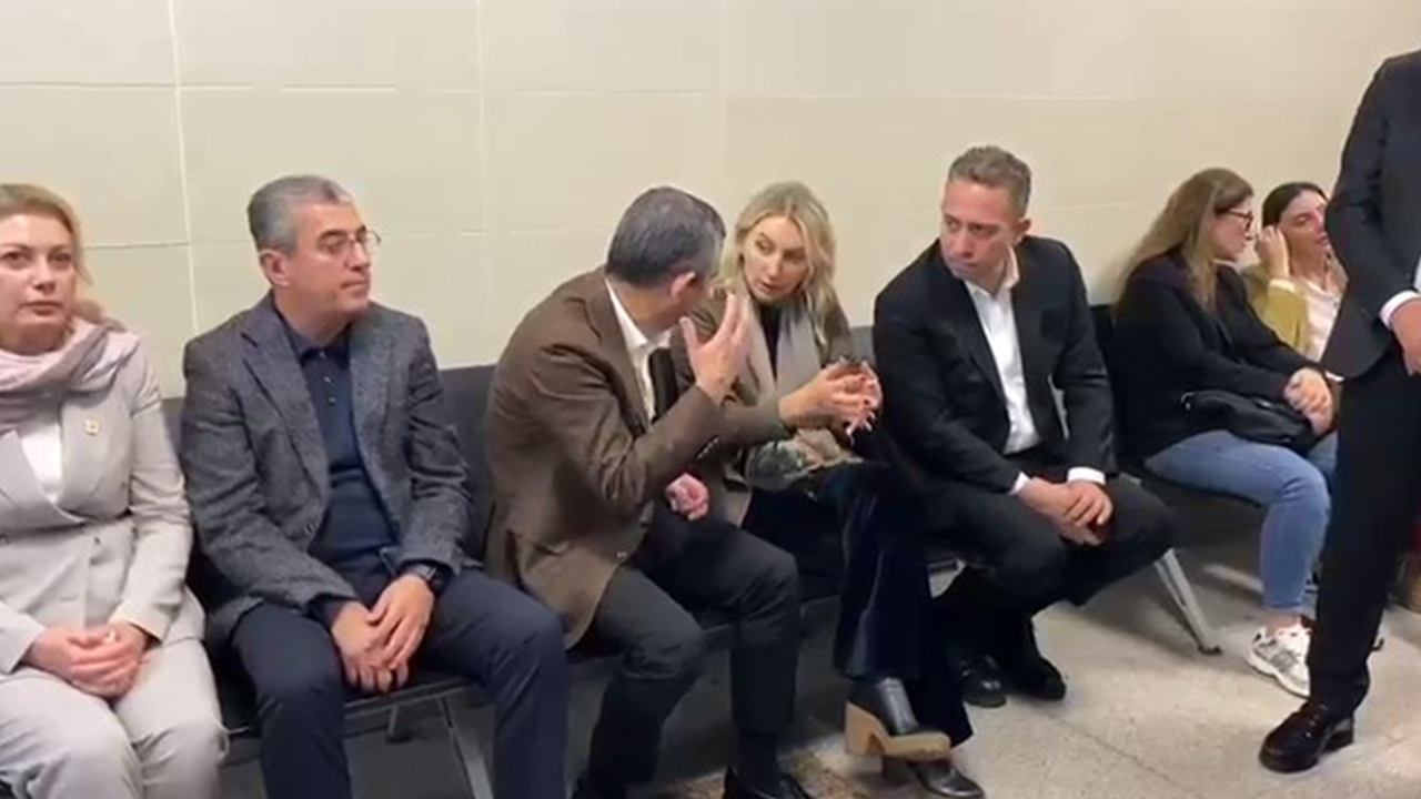 Özgür Özel Ve Dilek Imamoğlu Adliyede Destek Verdi