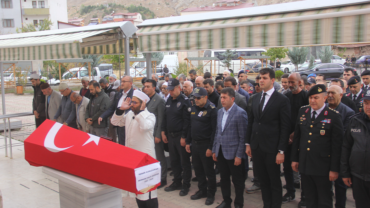 Polis Memuru Gözyaşları Içinde Toprağa Verildi