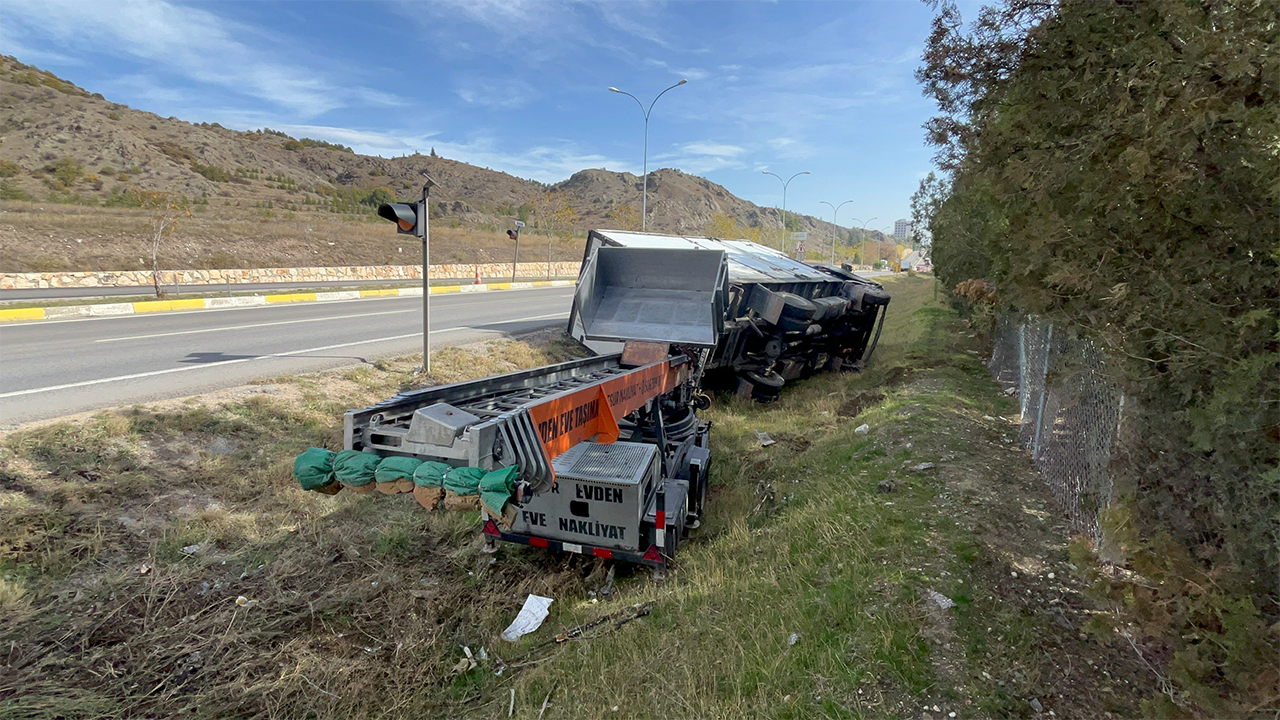 Şarampole Savrulan Kamyonun Görüntüsü