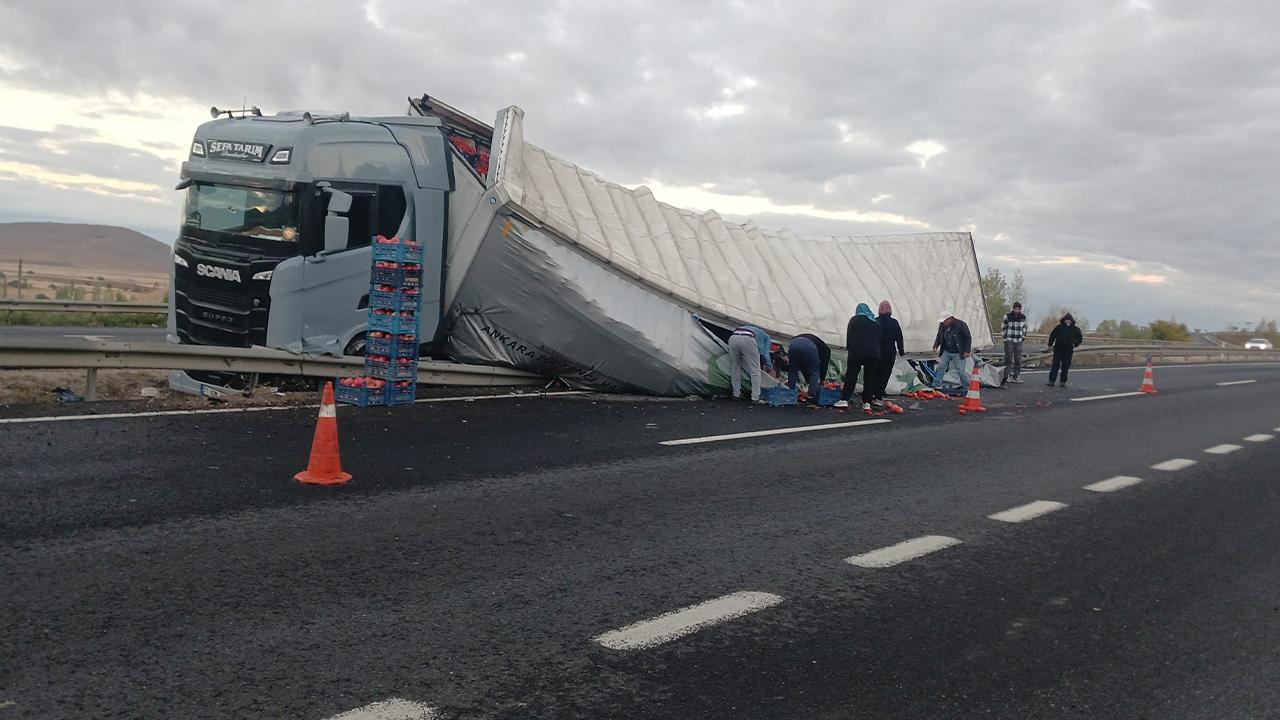 Sebze Yüklü Tır Devrildi