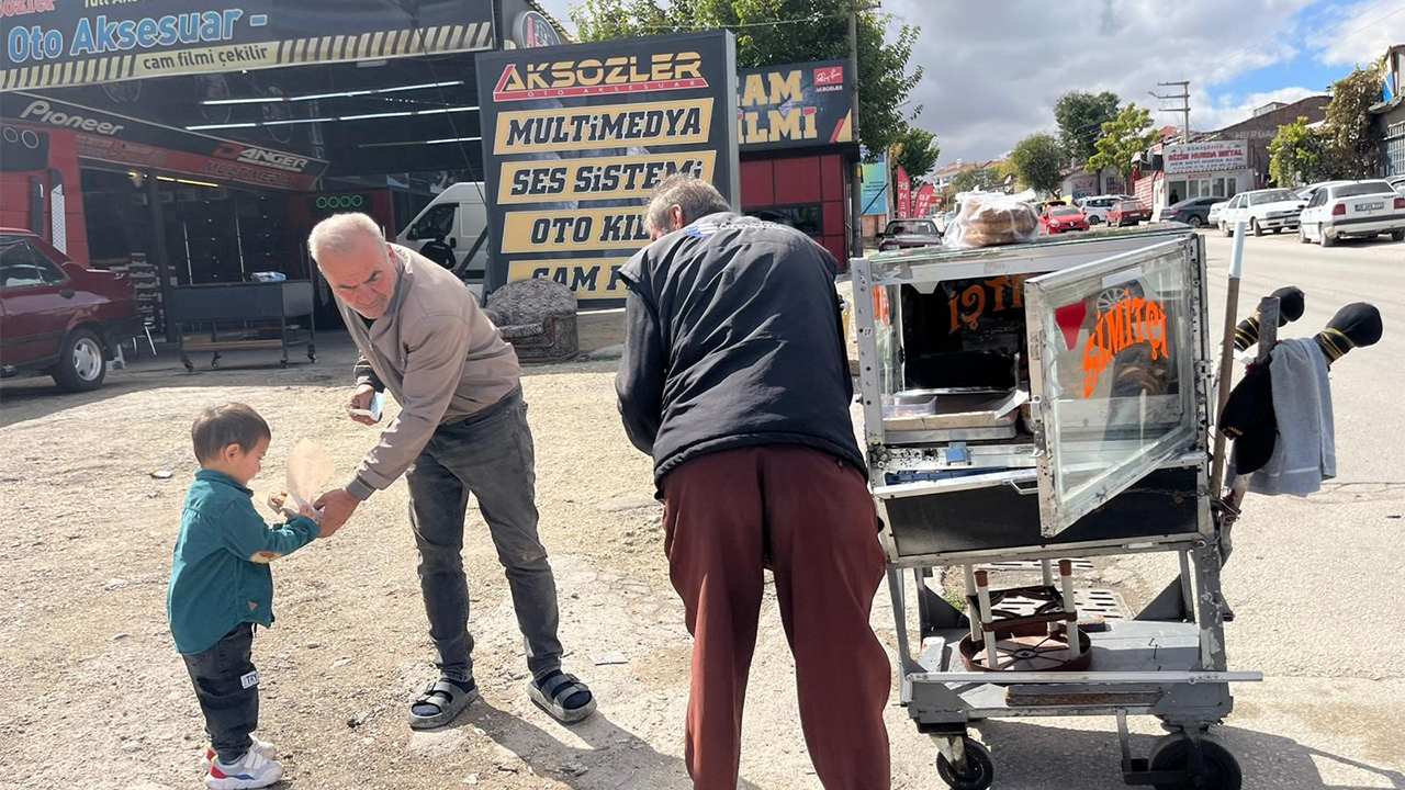 Simit Satarak Geçimini Sağlıyor