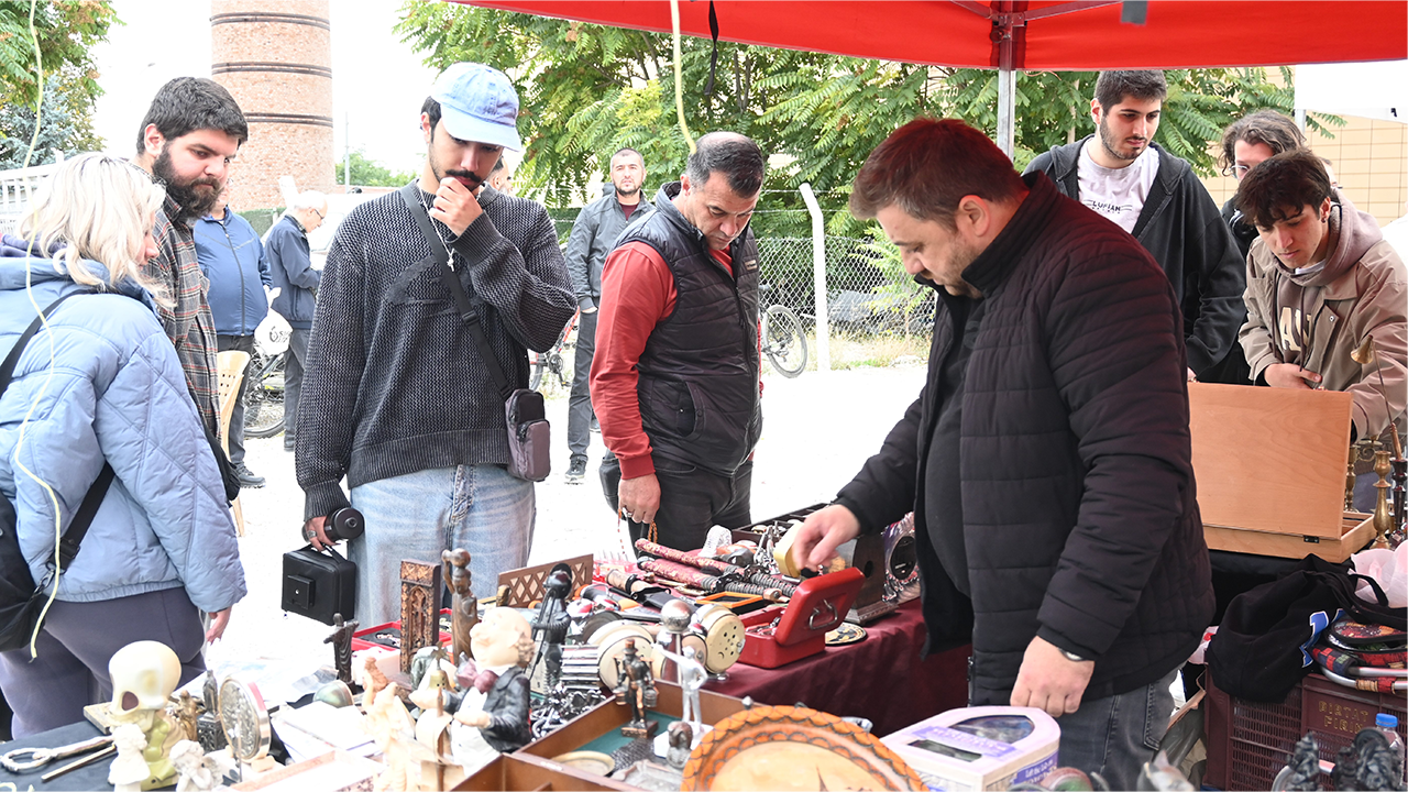 Tezgahta Birçok Antika Ürün Yer Alıyor