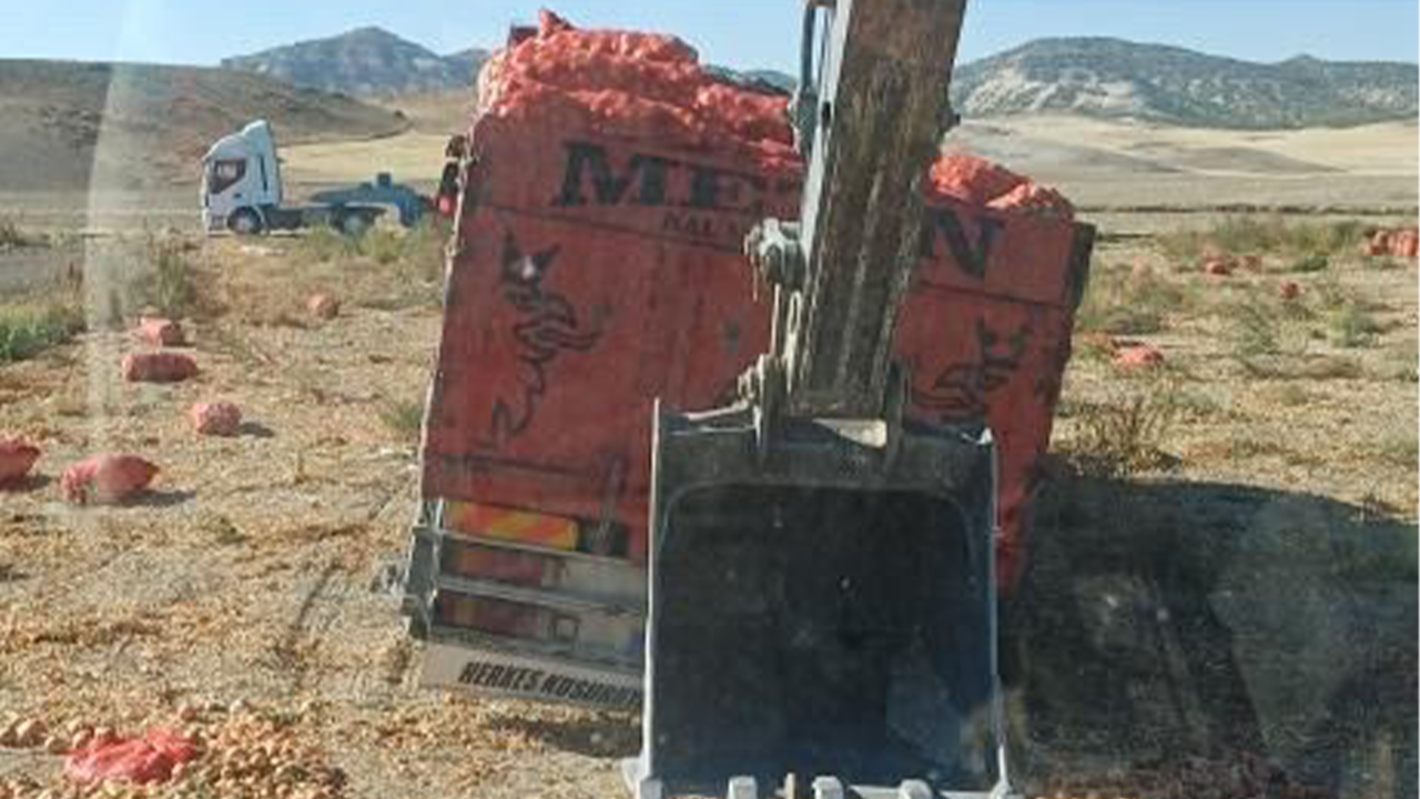 Tır Uzun Uğraşlar Sonucu Kurtarıldı