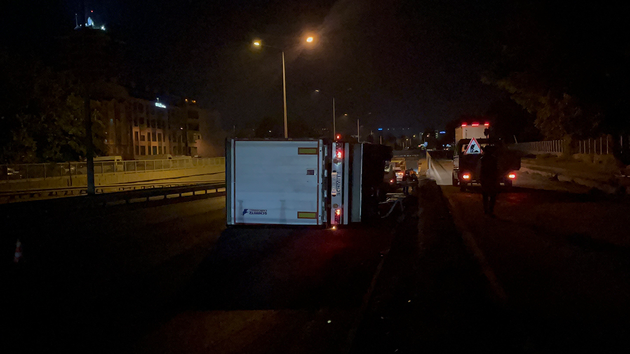 Tır Yan Yatarak Durabildi