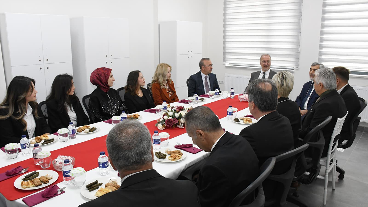 Tören Sonrası Öğretmen Odası Ve Sınıflar Gezildi