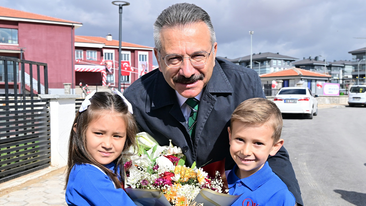Vali Aksoy Öğrencilerle Hatıra Fotoğrafı Çektirdi