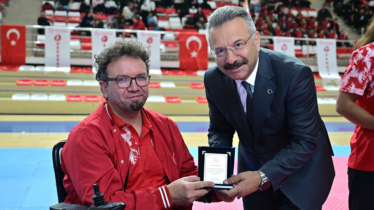 Vali Aksoy Plaket Takdiminde Bulundu