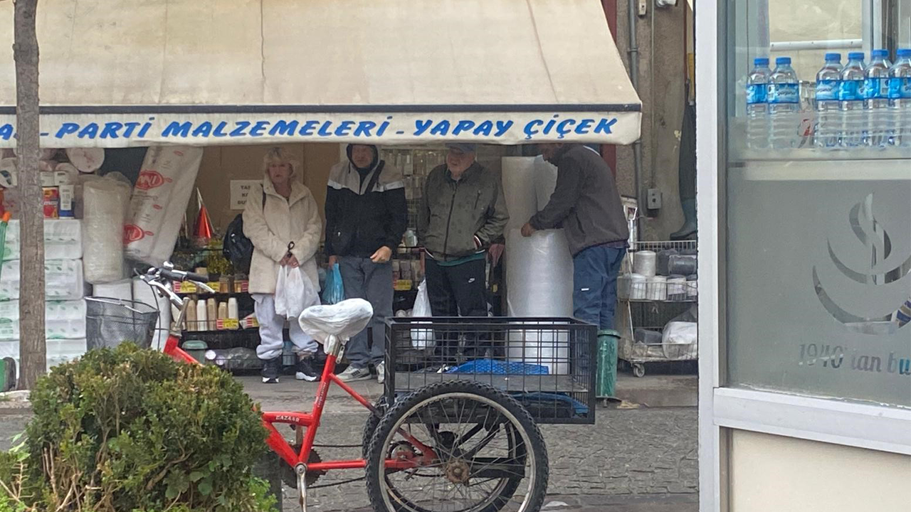 Vatandaşlar Dükkan Tentelerinin Altına Sığındı