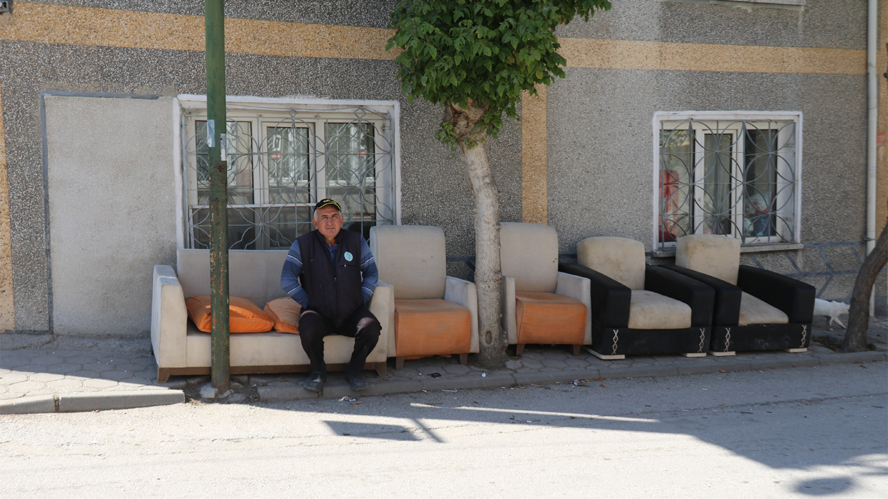 Vatandaşlar Duraklara Oturak Yapılmasını Talep Ediyor