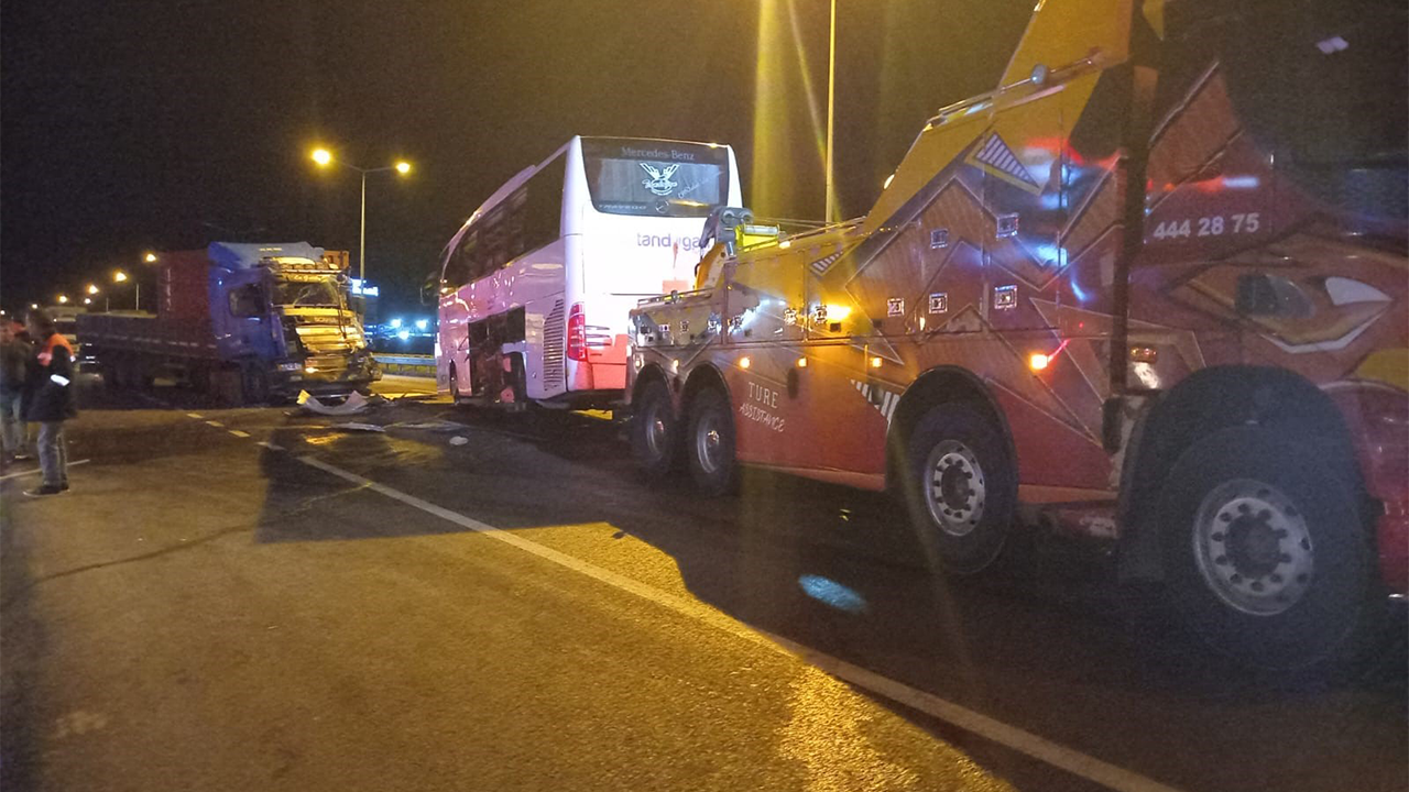 Yolcu Otobüsü Ve Tır Kazasından Görüntüler