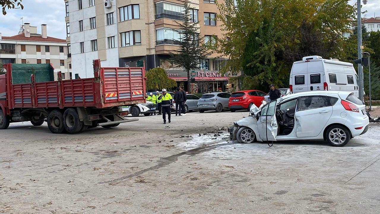 Araç Çarpmanın Etkisiyle Paramparça Oldu