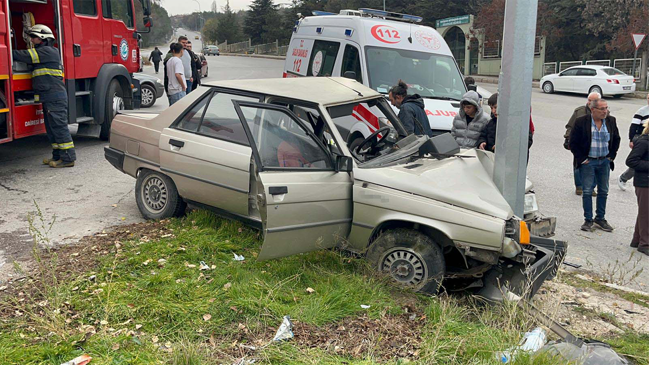 Araçta Iki Kişi Çarpmanın Etkisiyle Sıkıştı