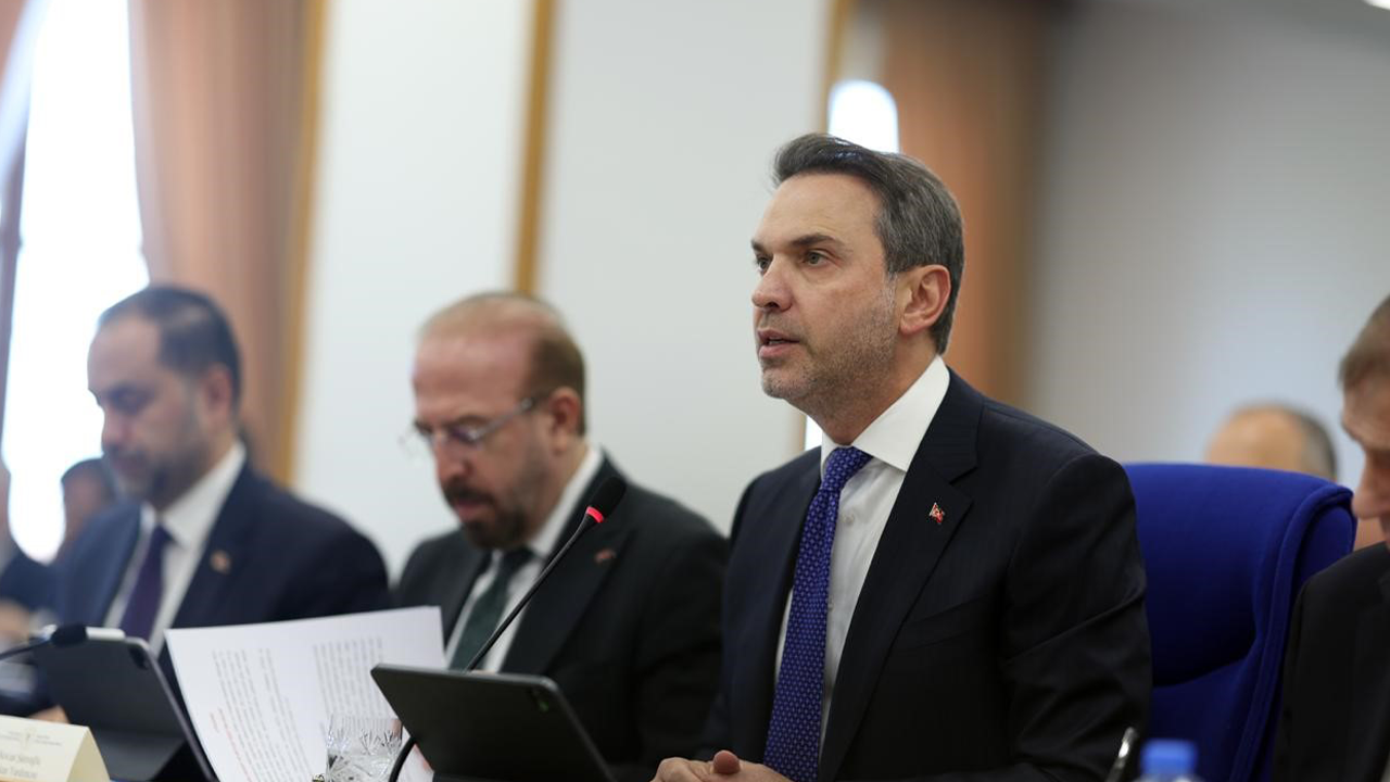 Bakan Bayraktar Komisyona Sunum Gerçekleştirdi