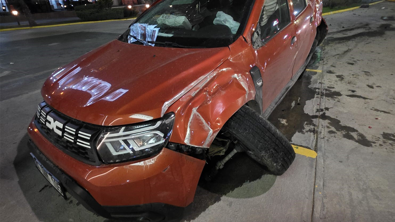 Bariyerlere Çarpan Araçta 2 Kişi Yaralandı