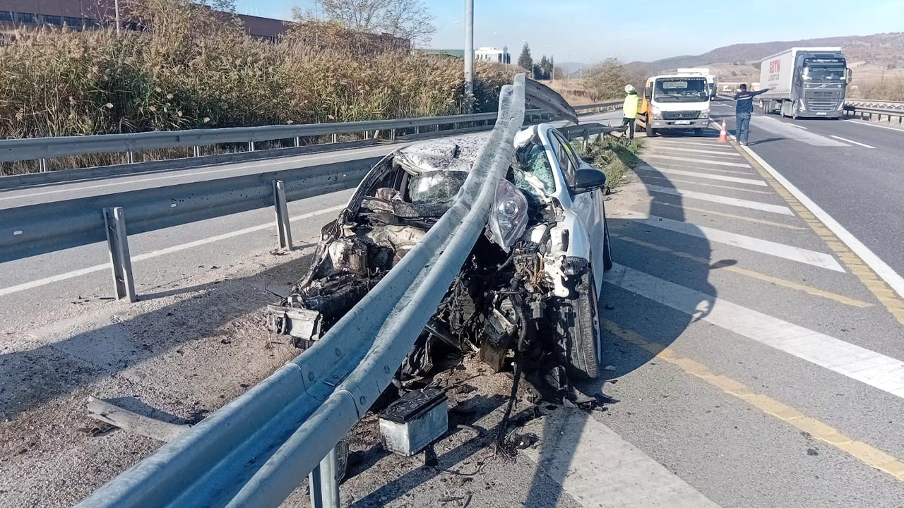 Bariyerlere Dalan Araç Adeta Hurdaya Döndü