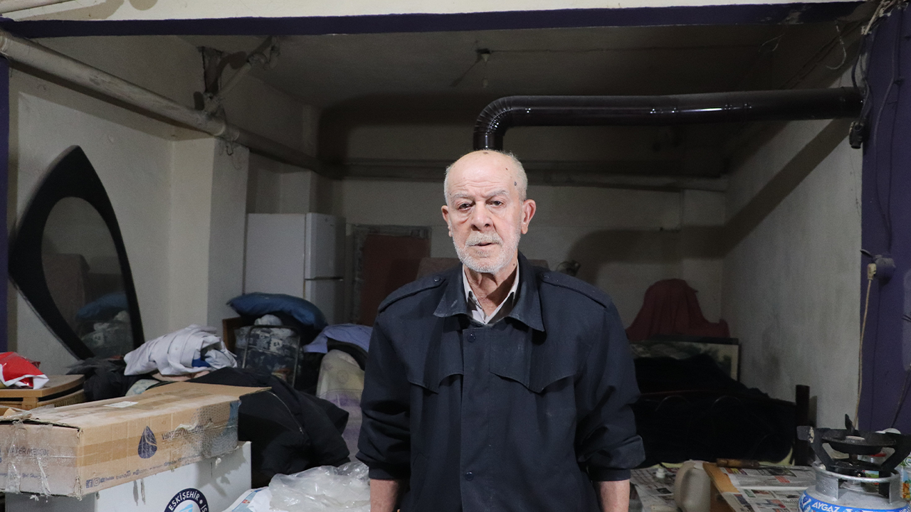 Bodrum Katında Hayata Tutunuyor