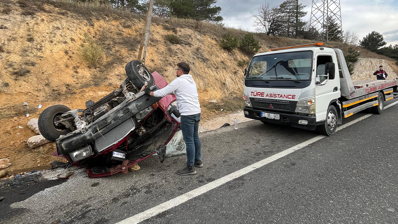 Devrilen Kamyonet Çekici Ile Kaldırıldı