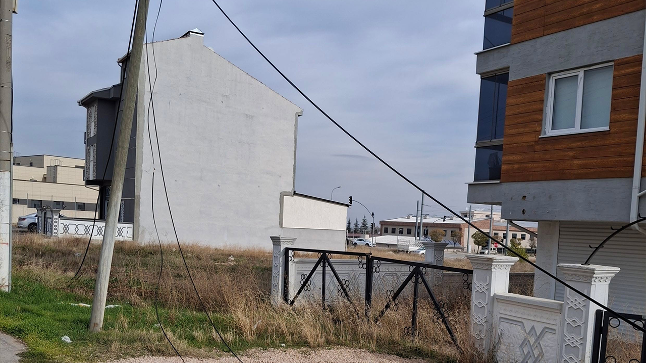 Eskişehir'de Devrilen İnternet Direği Tehlike Saçıyor!
