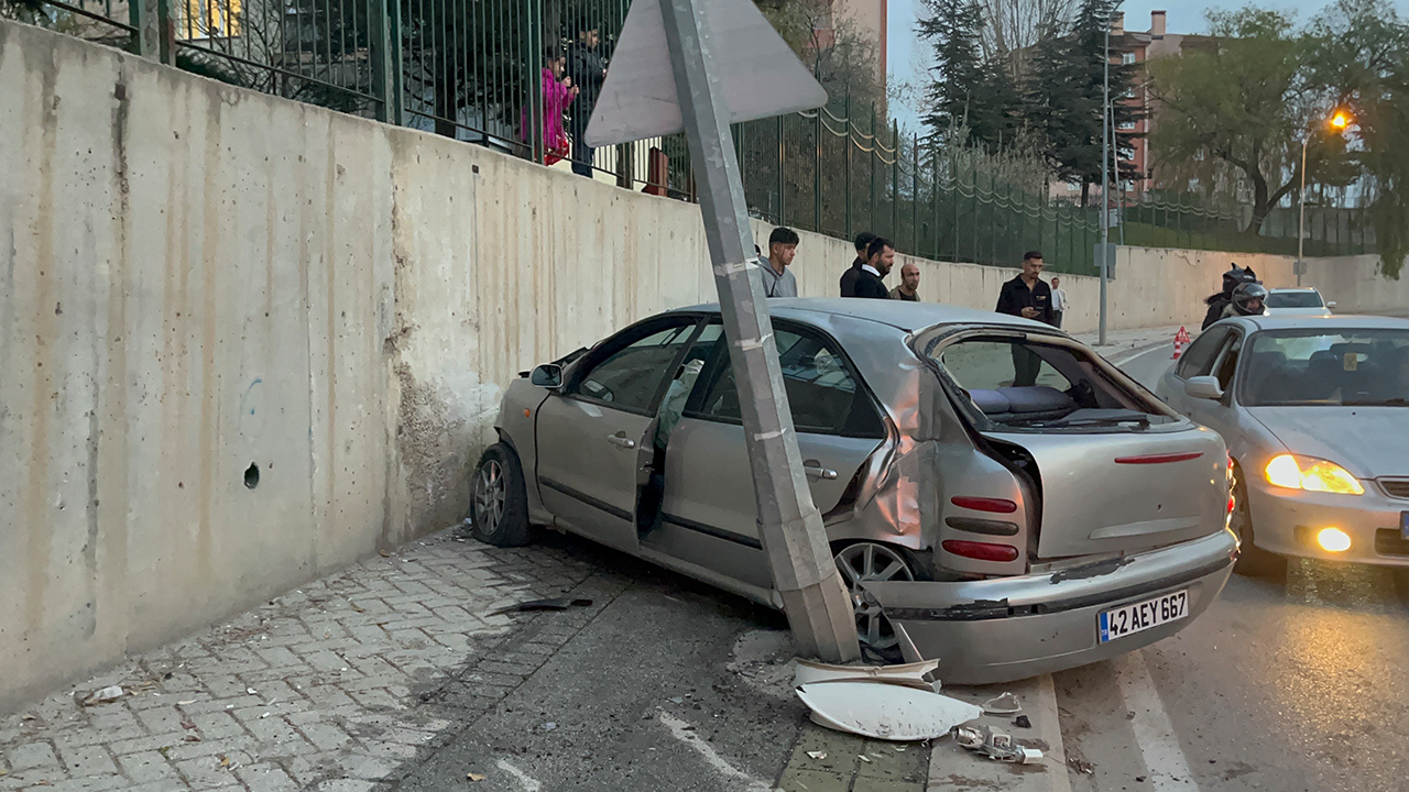 Eskişehir’de Direğe Çarpıp Savrulan Araç Hurdaya Döndü!