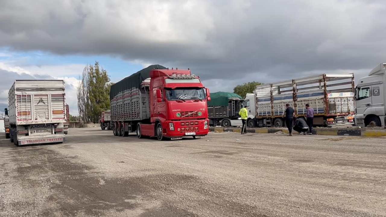 Eskişehir’de Polisten Kaçan Tır Trafiği Tehlikeye Attı!