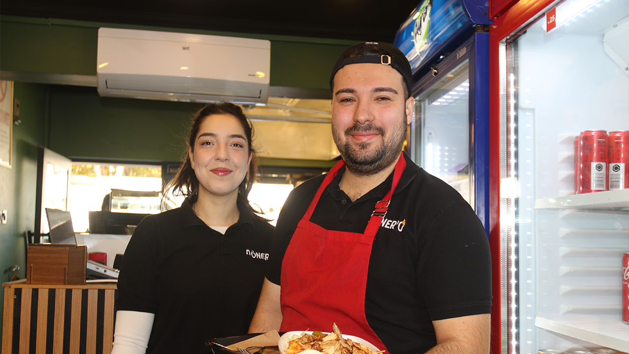 Eskişehirli Çift Döneri Kore’de Öğrenip Memlekette Dönerci Açtı