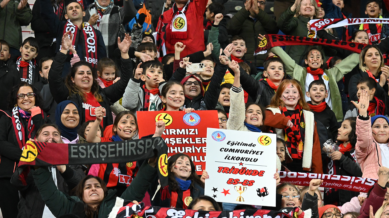 Eskişehirspor Tribünleri Minik Taraftarlarla Şenlendi!