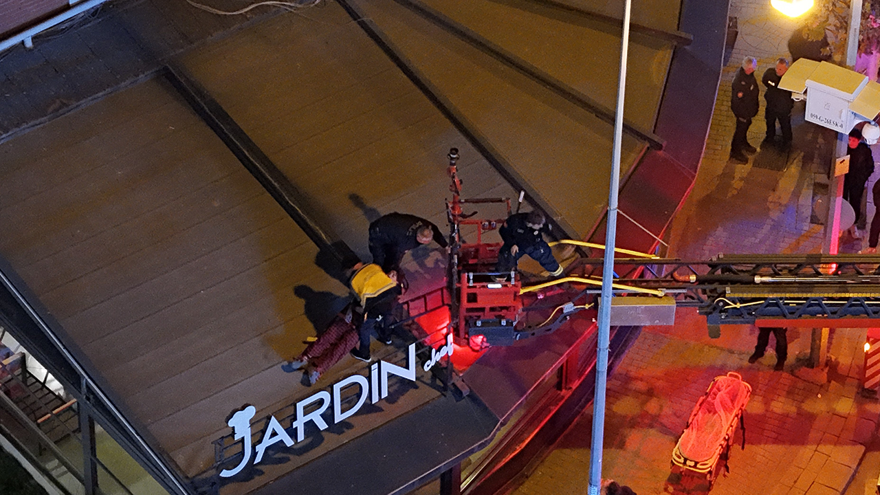 Kafenin Üzerine Düşen Genci Ekipler Kurtardı