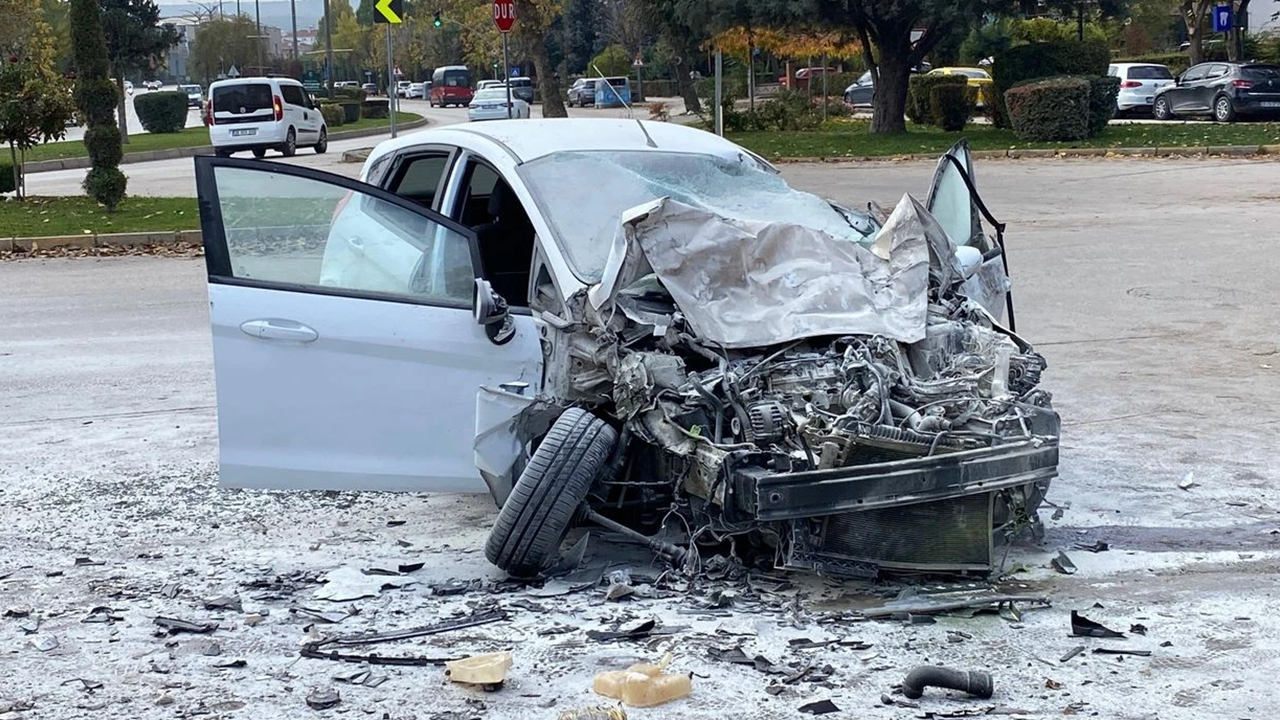 Kamyona Çarpan Otomobil Kullanılamaz Hale Geldi