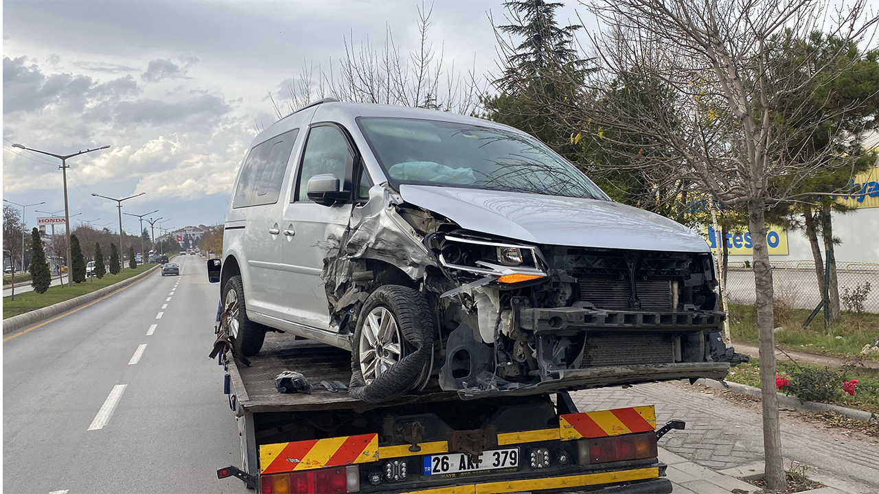 Kazada Hasar Alan Araç Çekici Ile Kaldırıldı