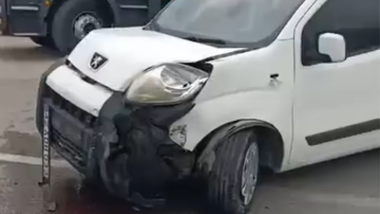 Kazada Otomobilde Hasar Meydana Geldi