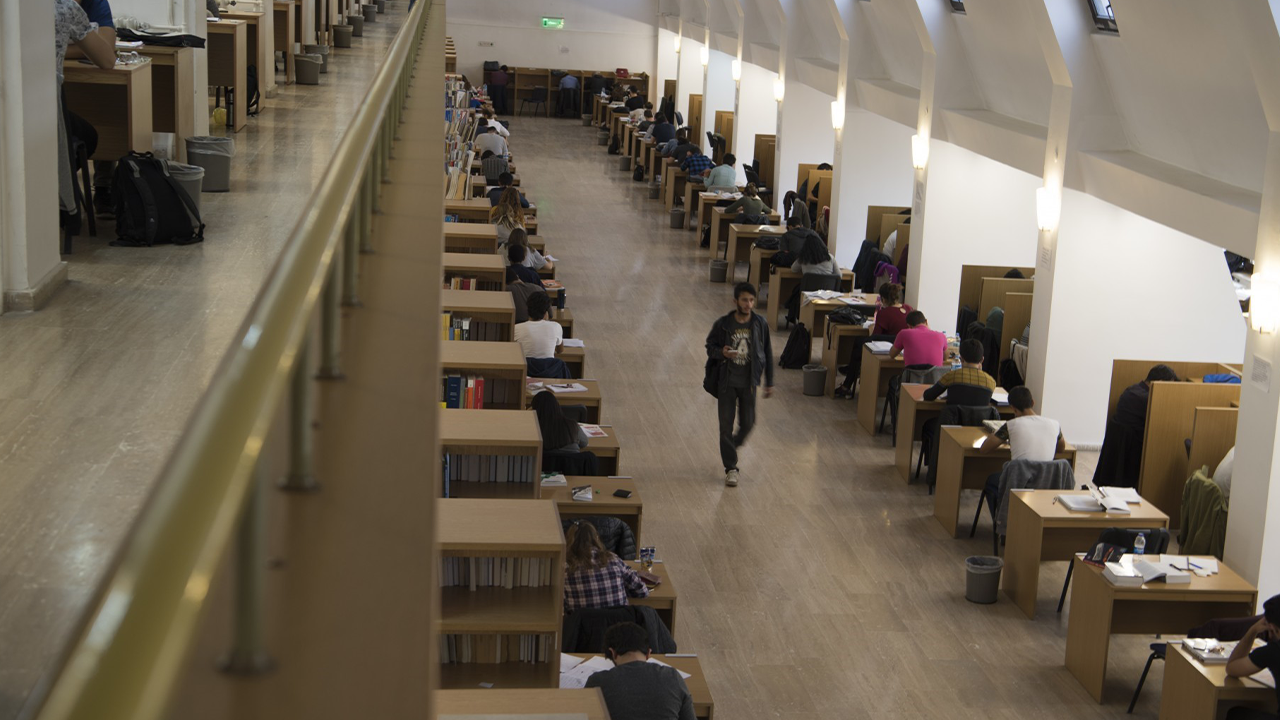 Kütüphane Içinden Görüntüler