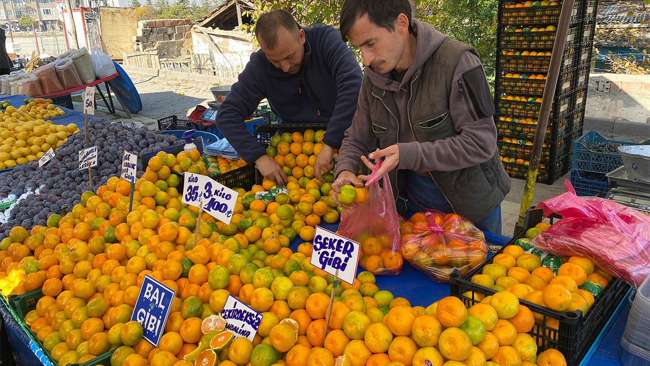 Mandalina Tezgahları Ilgi Görüyor