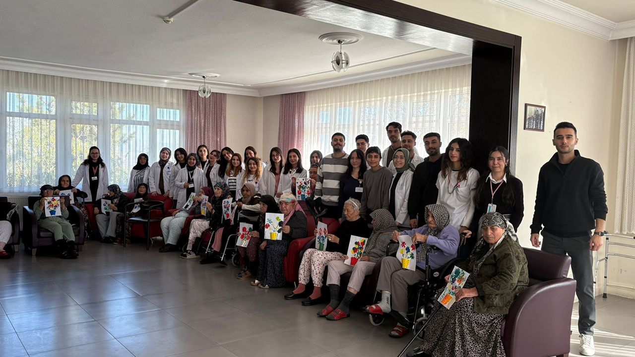 Öğrencilerden Huzurevi Ziyareti