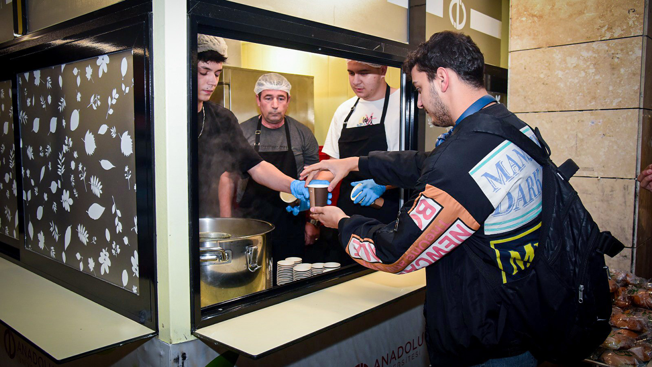 Öğrencilere Ücretsiz Çay, Kahve Ve Çorba Ikramları